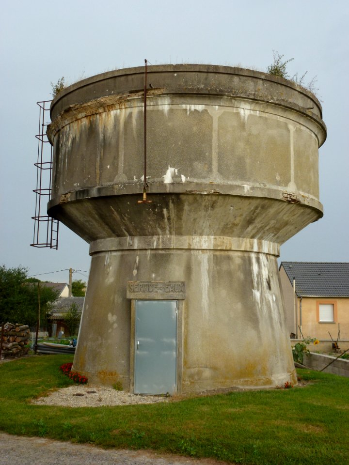 Givry (Ardennes) château- d'eau
