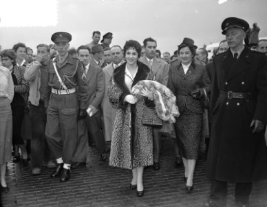 Gina Lolobrigida in Amsterdam, aankomst, Bestanddeelnr 907-3987