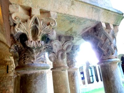 Girona - Ex Monasterio de Sant Pere de Galligants, claustro, capitel 04