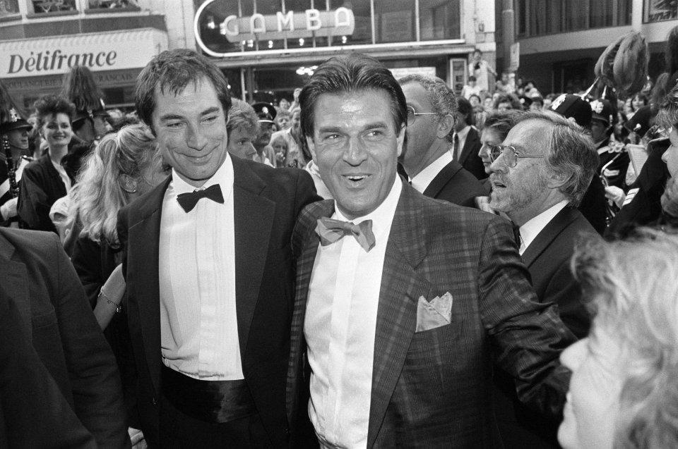 Gisteravond première James Bondfilm 'The Living Daylights in Tuschinski Timothy, Bestanddeelnr 934-0302