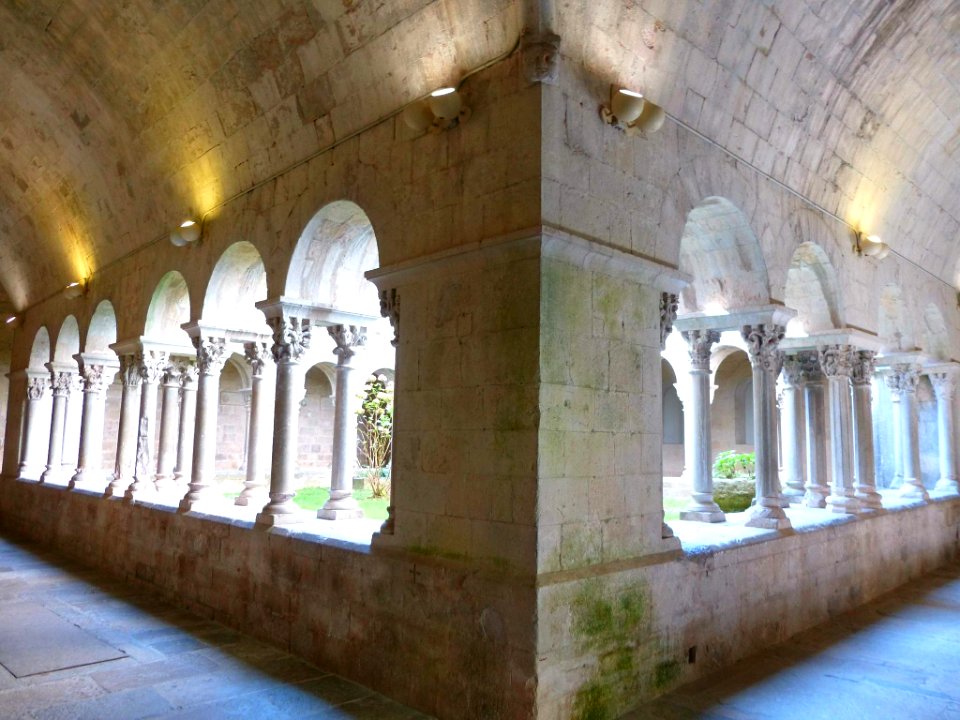 Girona - Ex Monasterio de Sant Pere de Galligants, claustro 01
