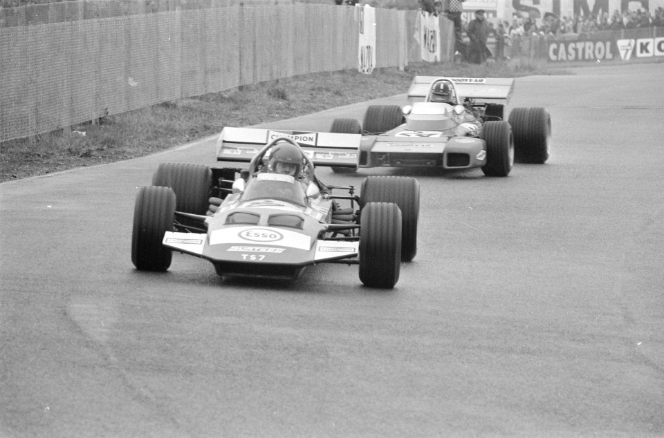 Gijs van Lennep (l) en daarachter Graham Hill in een Brabham, Bestanddeelnr 924-6663