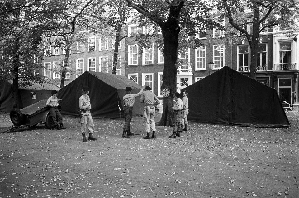Gijzeling in Den Haag mariniers hebben hun tenten opgeslagen aan de Lange Voor, Bestanddeelnr 927-4540