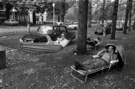 Gijzeling in Den Haag journalisten rusten uit, een er in hangmat, Bestanddeelnr 927-4539