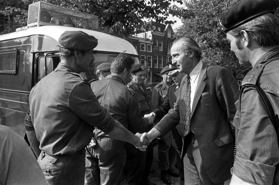 Gijzeling in Den Haag minister Vredeling (defensie) gesprek met militairen, Bestanddeelnr 927-4542