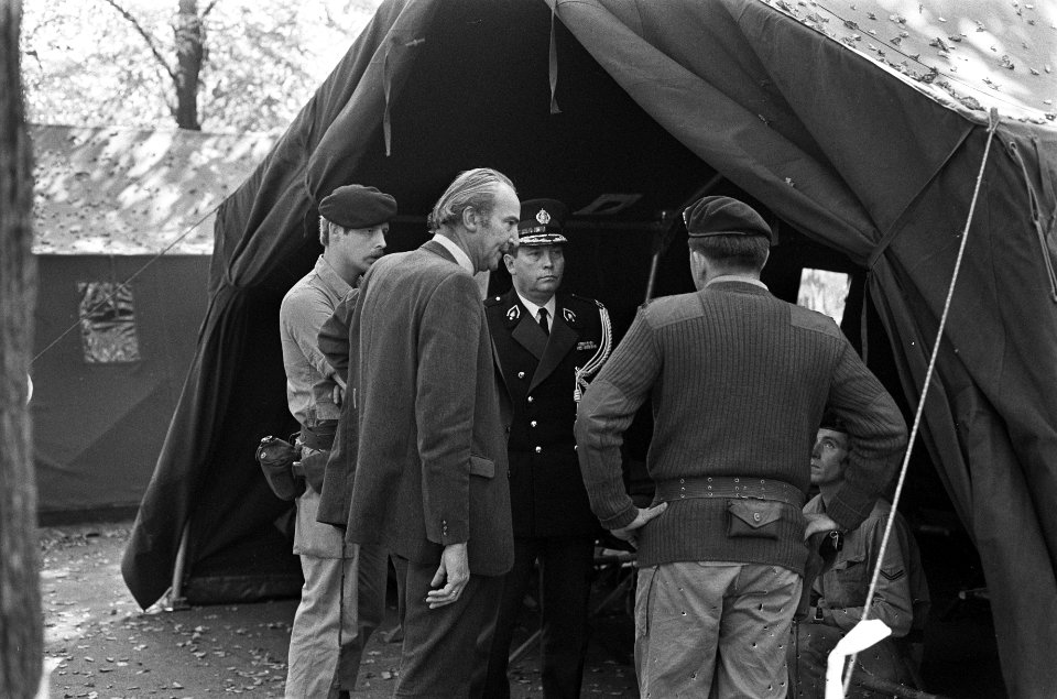Gijzeling in Den Haag minister Vredeling (defensie) bezoekt militairen, Bestanddeelnr 927-4548
