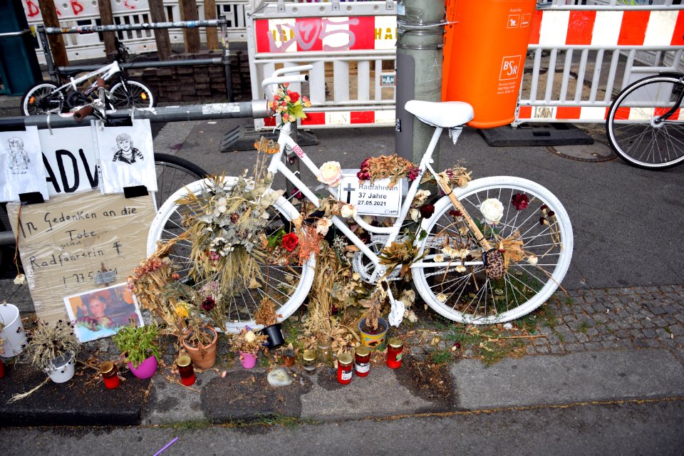 Ghost bike 2021 Frankfurter Allee (Berlin) 4v4