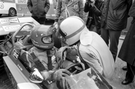 Gijs van Lennep krijgt in zijn auto aanwijzingen van John Surtees, Bestanddeelnr 924-6555