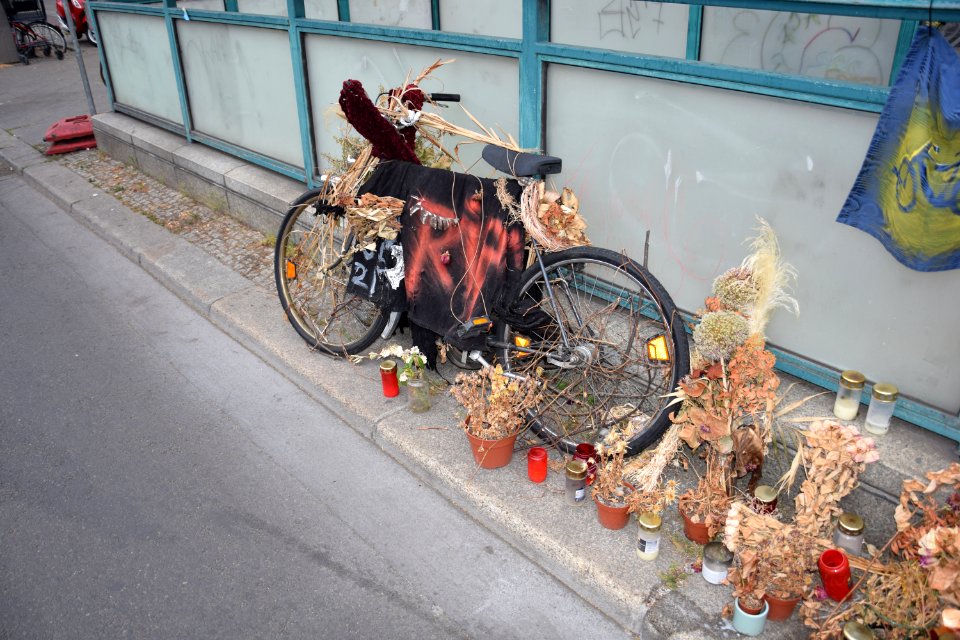 Ghost bike 2021 Frankfurter Allee (Berlin) 2v4