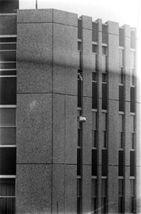 Gijzeling in Den Haag Japanse overvaller () haalt voedsel naar boven aan een , Bestanddeelnr 927-4543