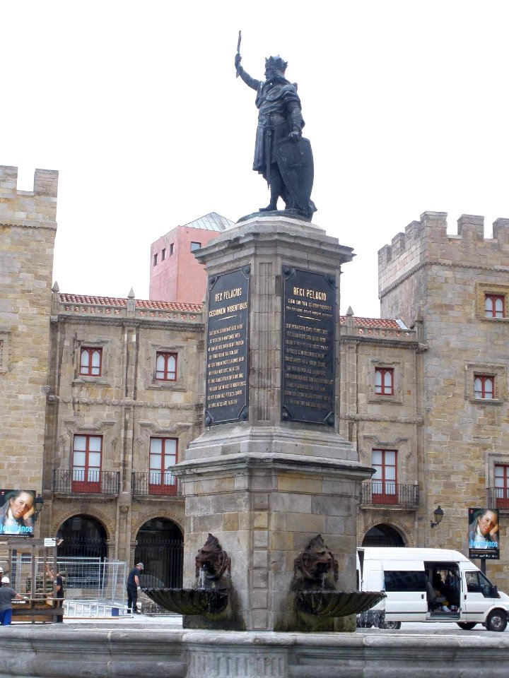 Gijón - Plaza del Marqués, Monumento a Pelayo 1
