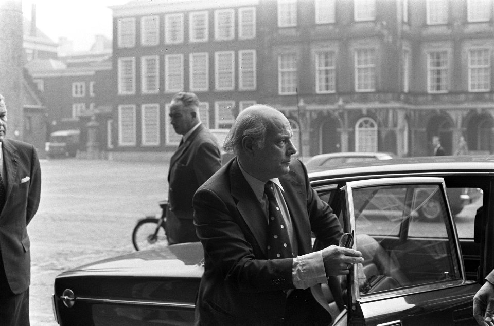 Gijzeling in Den Haag minister president Den Uyl op weg naar persconferentie i, Bestanddeelnr 927-4541