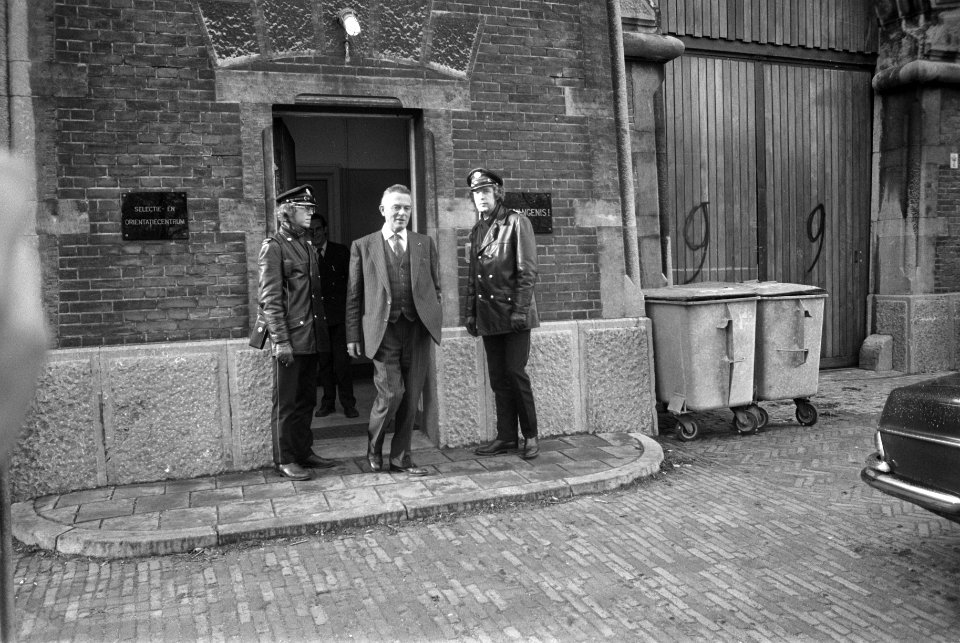 Gijzeling in gevangenis Scheveningen perskamer met bord Home for Christmas, Bestanddeelnr 927-5495