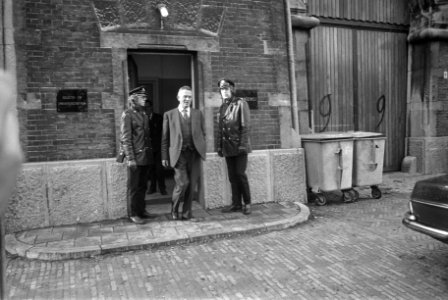Gijzeling in gevangenis Scheveningen perskamer met bord Home for Christmas, Bestanddeelnr 927-5495