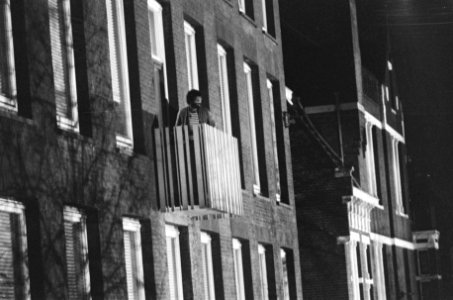 Gijzeling in Indonesisch Consulaat Amsterdam Zuidmolukker ongewapend op balkon, Bestanddeelnr 928-3308