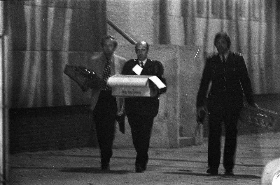 Gijzeling in Den Haag politiemensen brengen voedsel voor de gijzelaars naar de, Bestanddeelnr 927-4545