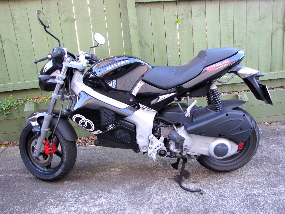 Gilera DNA 180 side view