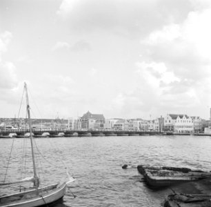 Gezicht op de Handelskade in Punda vanaf Otrabanda in Willemstad op Curaçao, Bestanddeelnr 252-7195