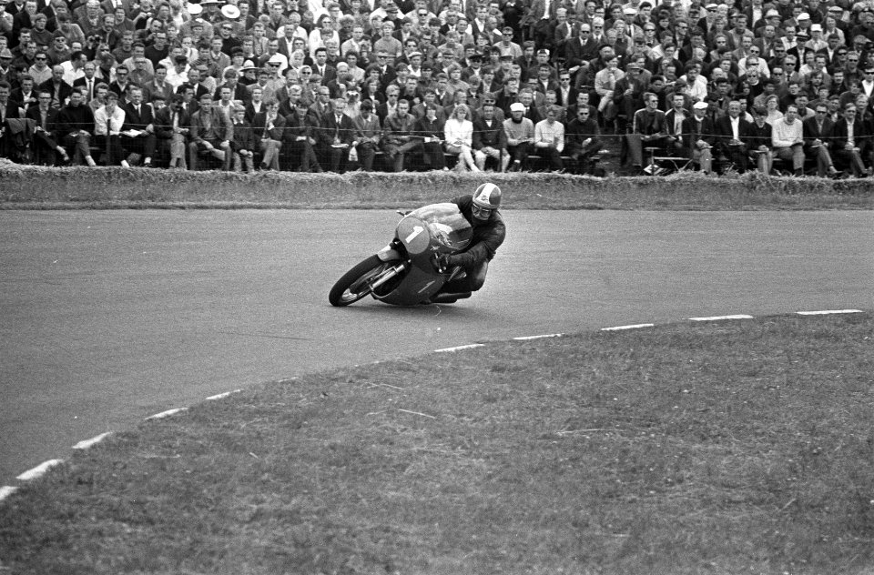 Giacomo Agostini in actie, Bestanddeelnr 922-5837