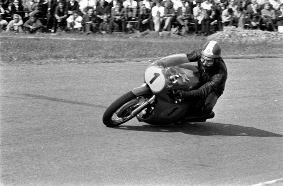 Giacomo Agostini, winnaar van de 350cc en 500cc, op een MV Agusta in actie, Bestanddeelnr 922-5807