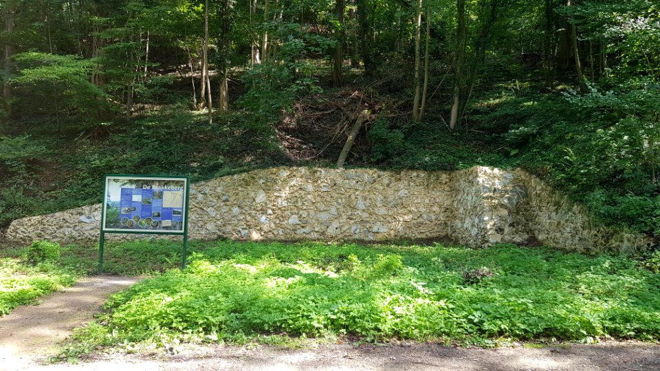 Geulhem-vuurstenen keermuur Brakkeberg