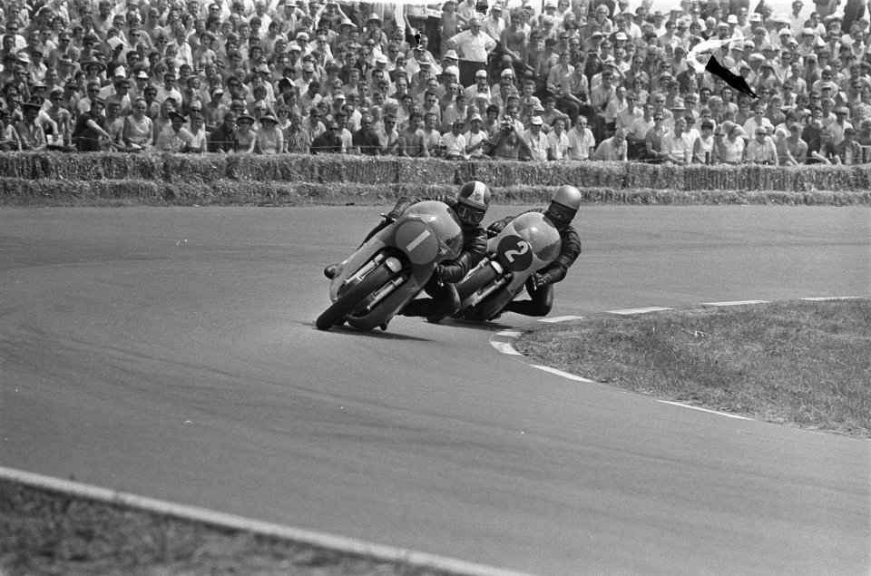Giacomo Agostini en Renzo Pasoloni tijdens scherp bochtenwerk in de 350cc klasse, Bestanddeelnr 923-6303