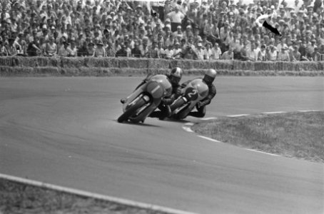 Giacomo Agostini en Renzo Pasoloni tijdens scherp bochtenwerk in de 350cc klasse, Bestanddeelnr 923-6303