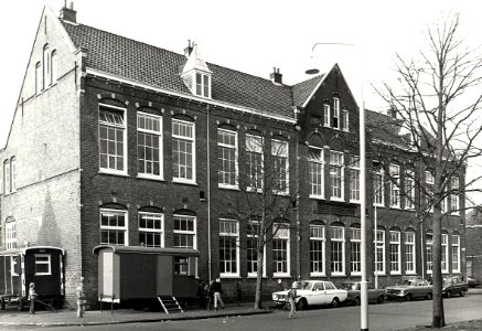 Gevel aan de Santpoorterstraat. Aangekocht in 1977 van fotograaf C. de Boer, NL-HlmNHA 1478 25900 K 38
