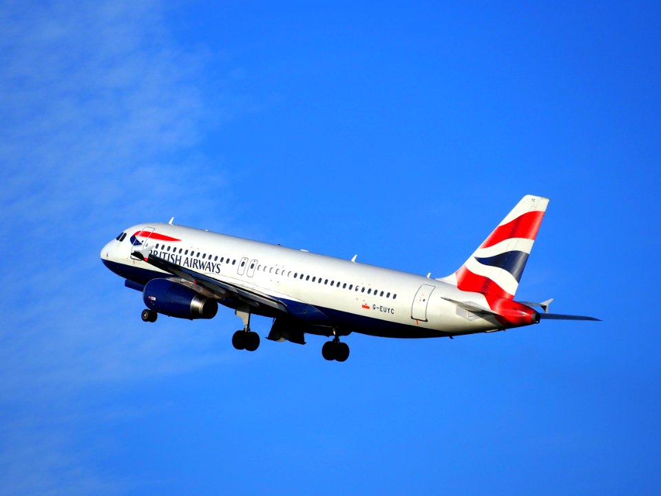 G-EUYC (aircraft) British Airways leaving Amsterdam airport pic2