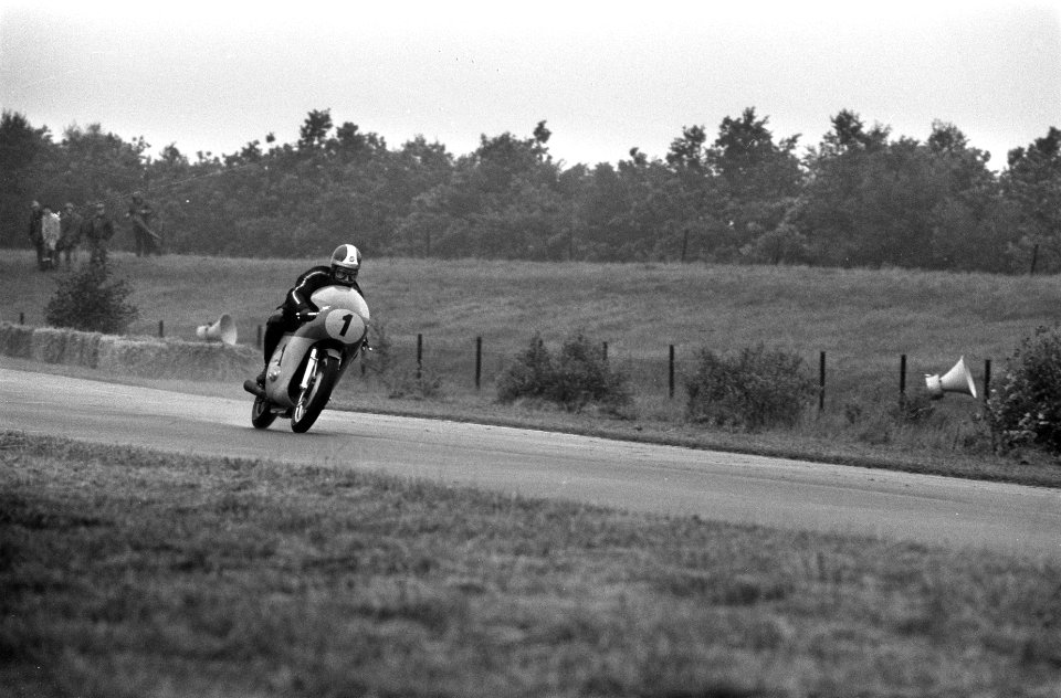 Giacomo Agostini (It.) in actie op de 500cc MV Agusta, Bestanddeelnr 922-5688