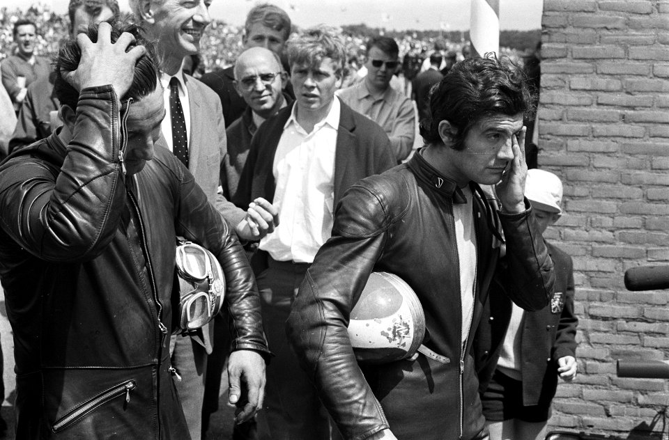 Giacomo Agostini winnaar 350cc en Jan Kostwinder beste Nederlander in de 350cc n, Bestanddeelnr 922-5824