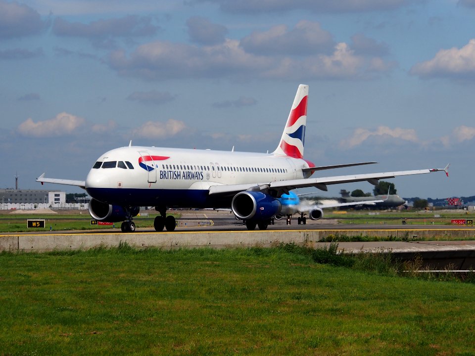 G-EUUF British Airways Airbus A320-232 taxiing at Schiphol (AMS - EHAM), The Netherlands, 18may2014, pic-1 photo