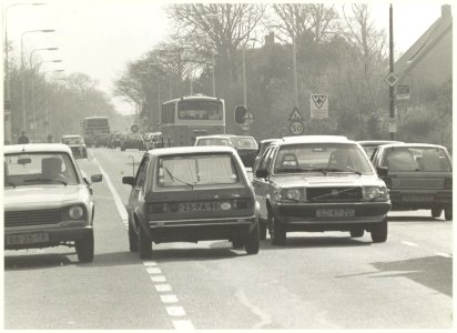Gevaarlijke inhaalmanoeuvre op de Wagenweg-grens Heemstede. NL-HlmNHA 54021060