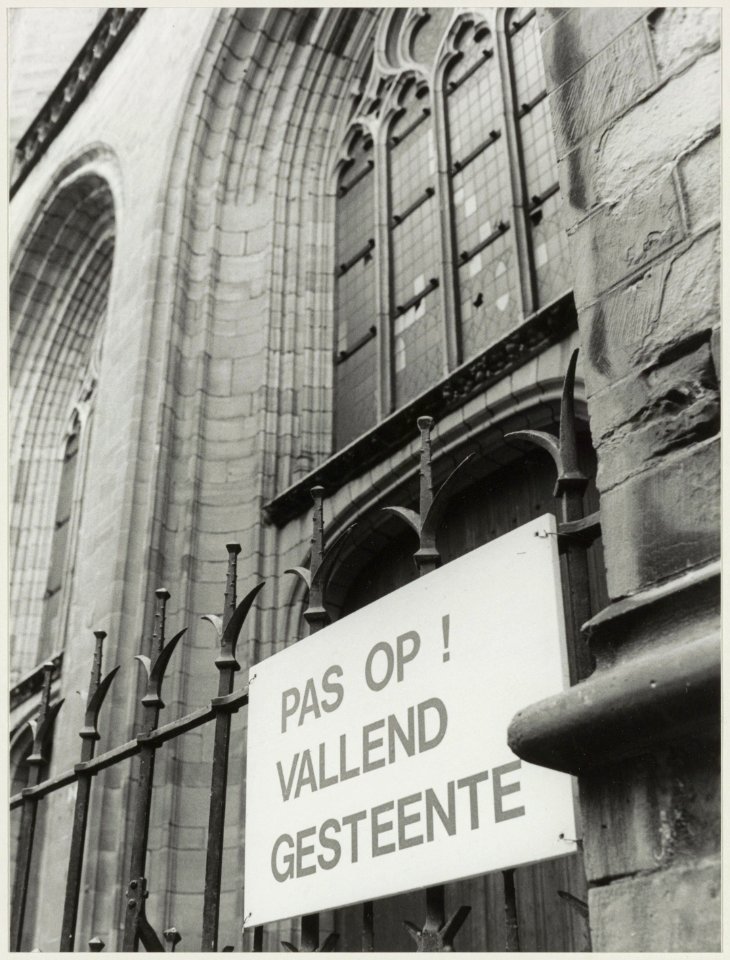 Gevaar voor vallende stenen van de Grote of St. Bavo. NL-HlmNHA 54012595