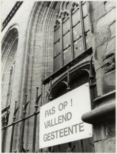 Gevaar voor vallende stenen van de Grote of St. Bavo. NL-HlmNHA 54012595