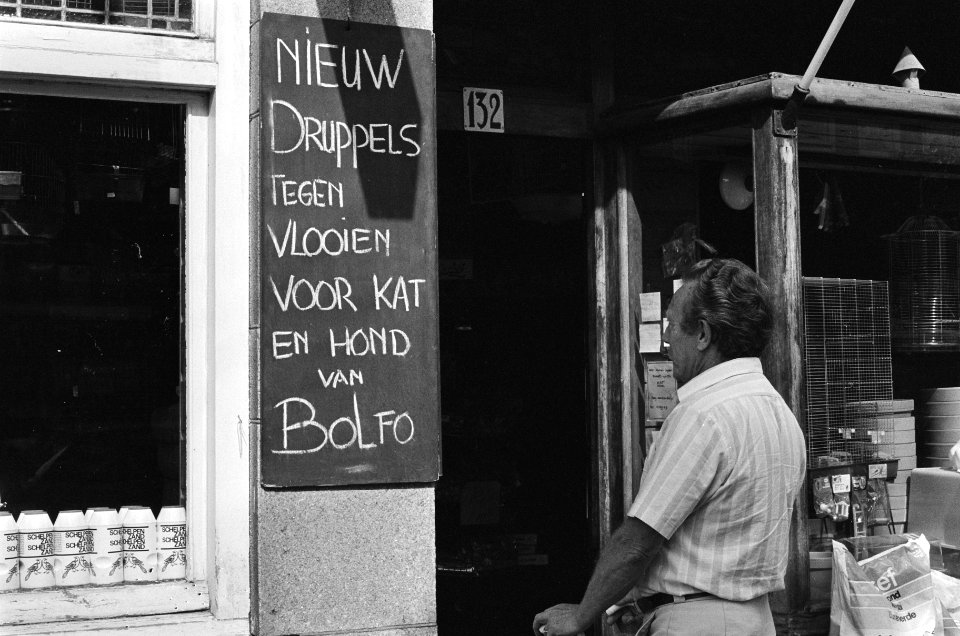 Gevaarlijke vlooiendruppels Bolfo bij een dierenwinkel aangeprezen in Amsterdam, Bestanddeelnr 933-4222