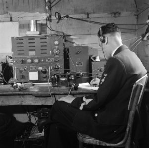 Geuniformeerde man achter radio-apparatuur, Bestanddeelnr 900-5487