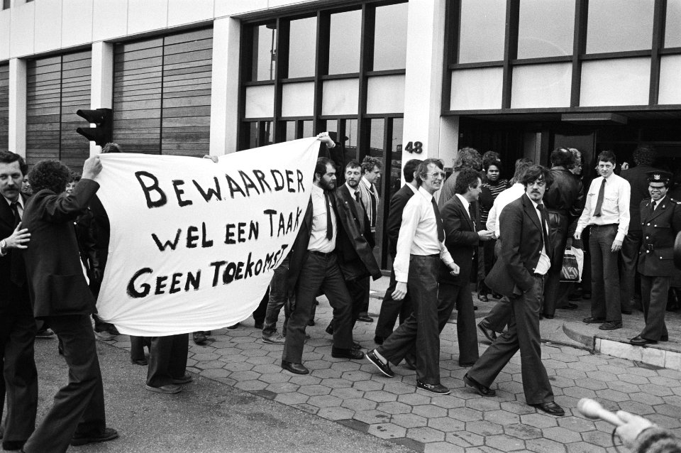 Gevangenbewaarders demonstreren de bij de ingang, Bestanddeelnr 932-4817
