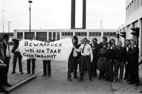 Gevangenbewaarders protesteren bij de ingang met een spandoek met Bewaarder wel, Bestanddeelnr 932-4821