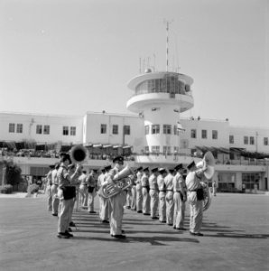 Geuniformeerde muziekkapel op de luchthaven Lydda voor de terminal en de verkeer, Bestanddeelnr 255-4666