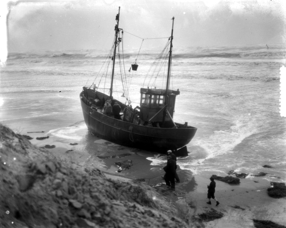 Gestrande vissersboot bij Noordwijk, Bestanddeelnr 905-5133