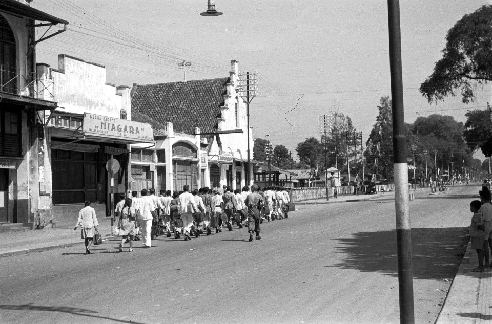 Gevangen ambtenaren van de Republiek worden afgevoerd langs de Jalan Malioboro, Bestanddeelnr 5414