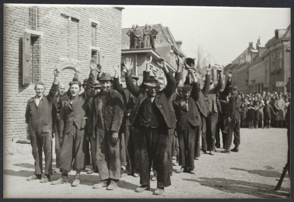 Gevangen genomen NSB-ers in Doesburg na de bevrijding, Bestanddeelnr 31017 030
