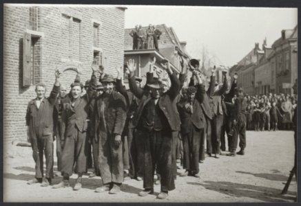 Gevangen genomen NSB-ers in Doesburg na de bevrijding, Bestanddeelnr 31017 030 photo