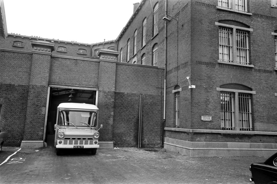 Gevangenenauto voor de poort van het Huis van Bewaring aan de Amstelveense weg, , Bestanddeelnr 922-7627