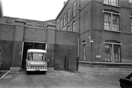 Gevangenenauto voor de poort van het Huis van Bewaring aan de Amstelveense weg, , Bestanddeelnr 922-7627