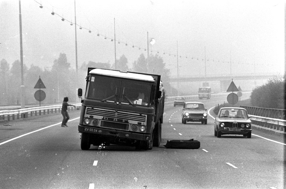 Gestrande vrachtwagen, door een van de wielen gezakt op snelweg Schiphol-Amsterd, Bestanddeelnr 928-8562
