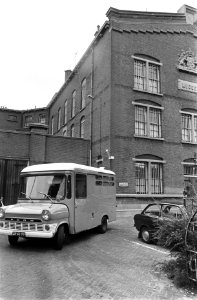 Gevangenenauto voor de poort van het Huis van Bewaring aan de Amstelveense weg, , Bestanddeelnr 922-7625