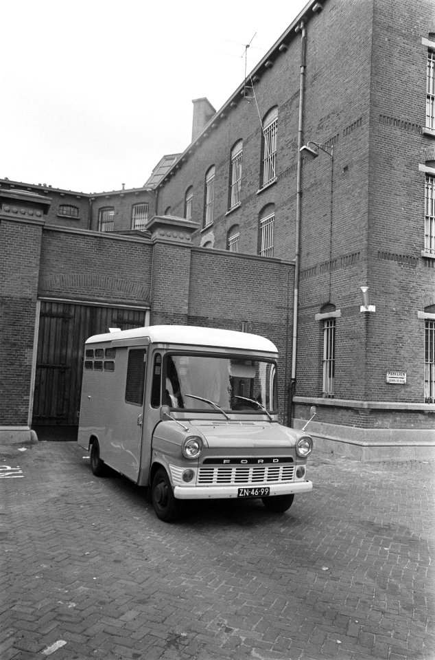 Gevangenenauto voor de poort van het Huis van Bewaring aan de Amstelveense weg, , Bestanddeelnr 922-7626