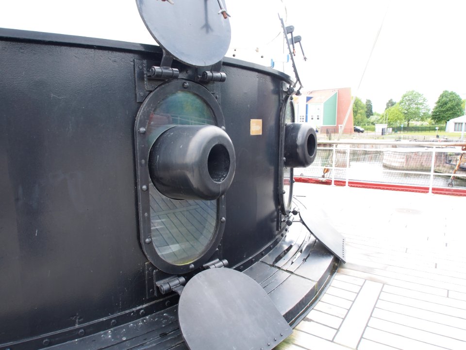 Geschutspoorten met replica kanonnen